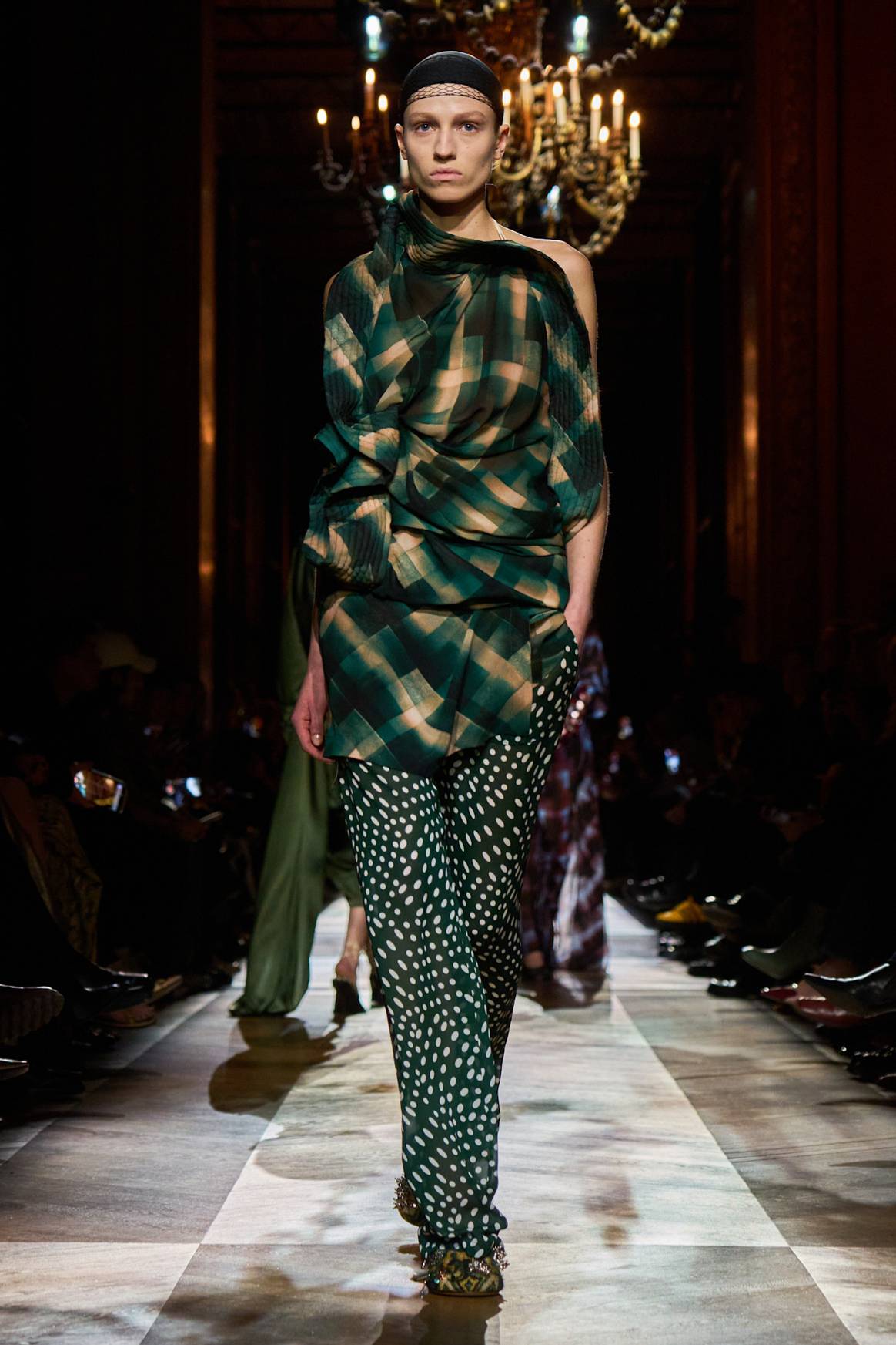 Una mezcla de estampados en Dries van Noten FW25.