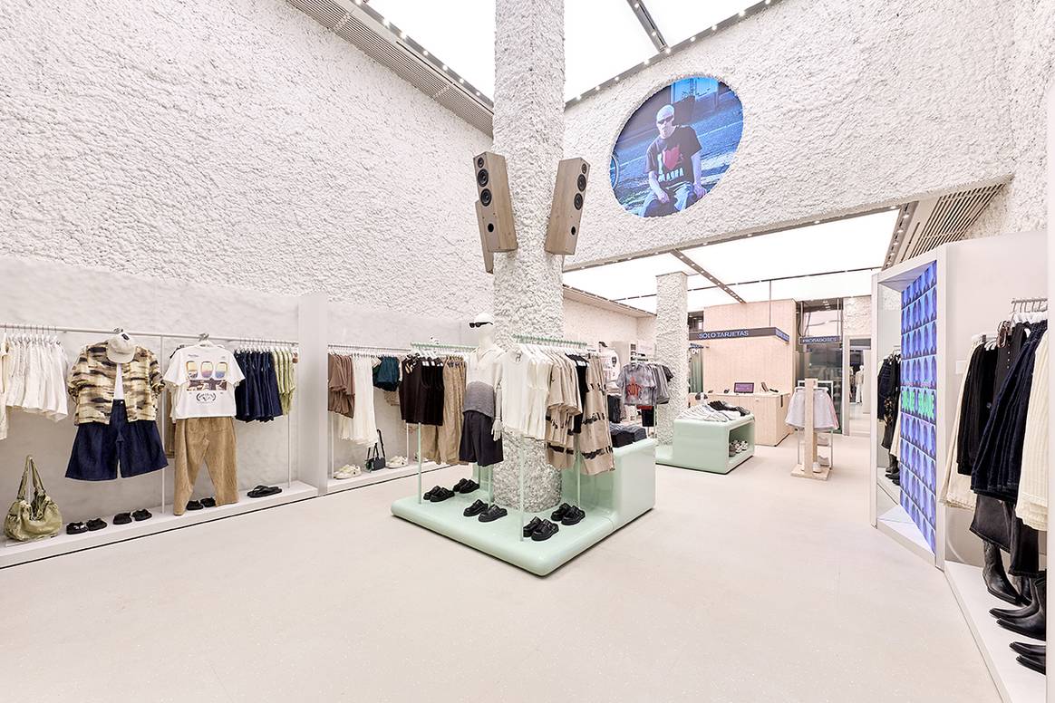 Tienda de Bershka en el número 28-30 de la avenida de Bartomeu de Roselló de Ibiza (España).