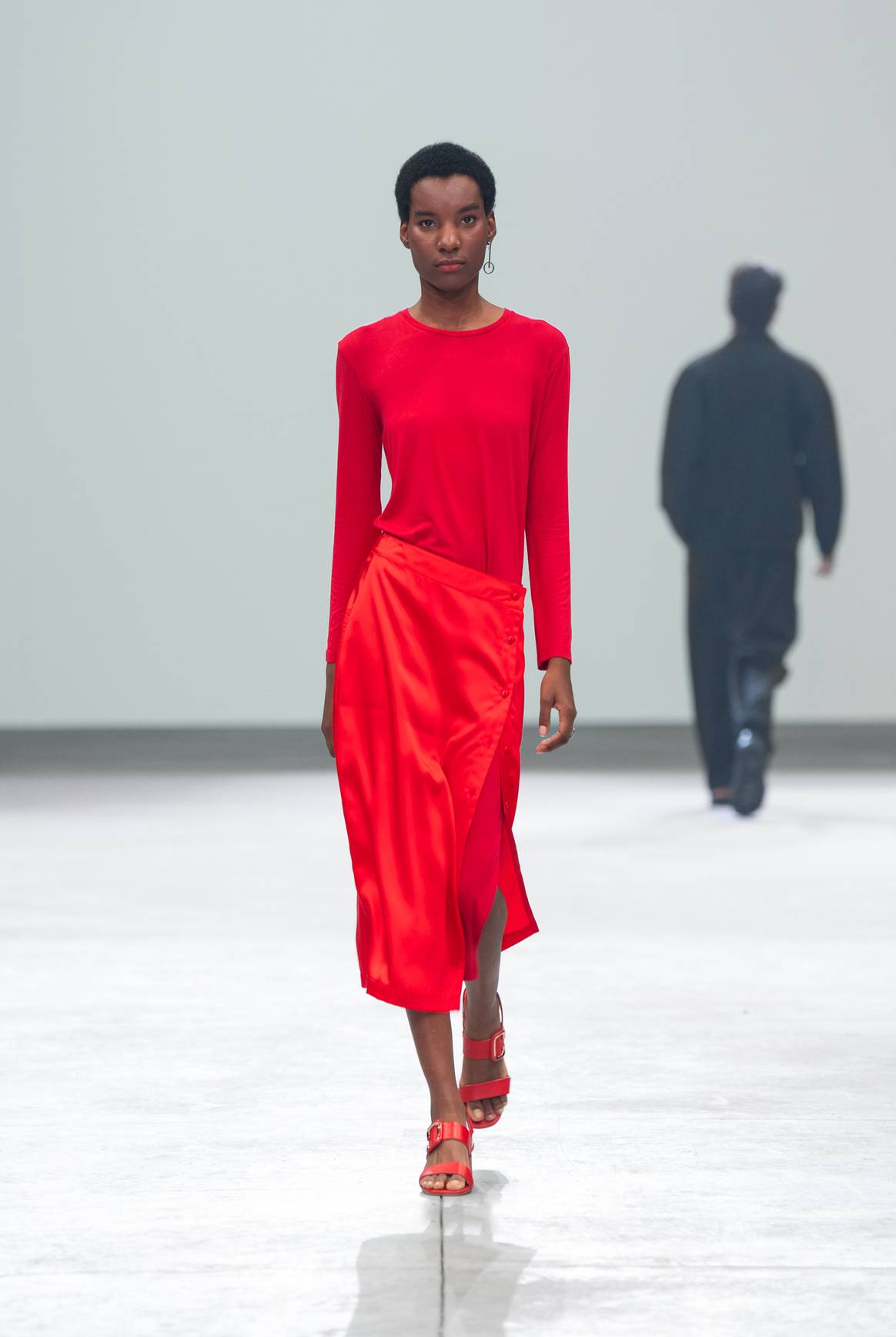 Algunos de los looks sorprendieron con un pop de color intenso.