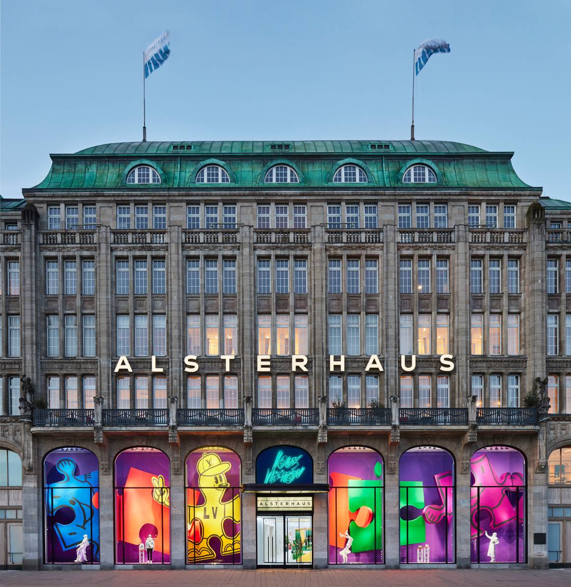 Alsterhaus Front mit Louis Vuitton Pop-up. Foto: Stephane Muratet