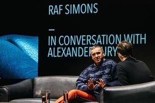 Ontwerpen voor een gevestigde naam of je eigen label? Raf Simons spreekt