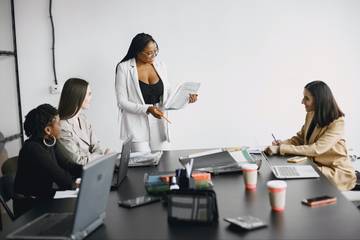 Studien: Frauen weiter in Minderheit in Topetagen deutscher Firmen 