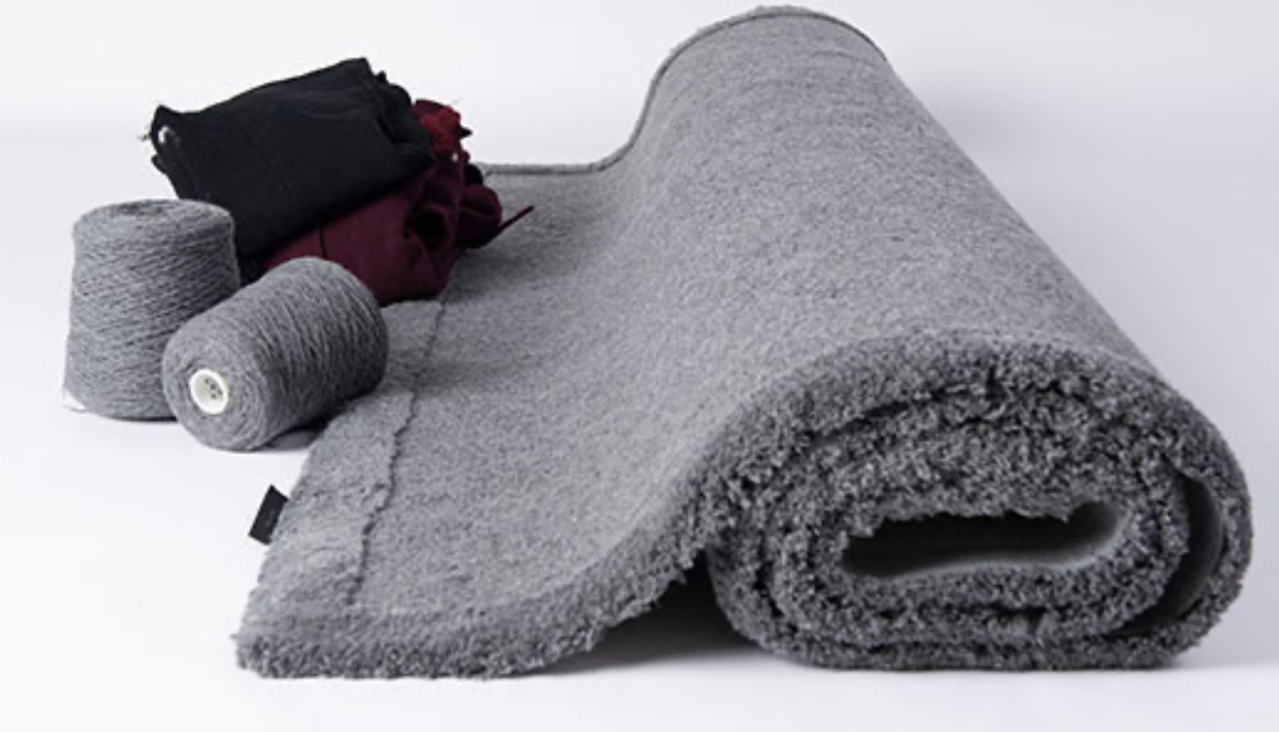 Prototyp Teppich aus alten Wollmänteln. Bild: Texaid