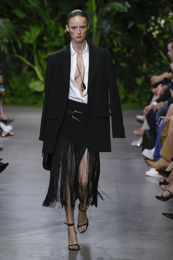 Franje bij Michael Kors SS23 via Catwalkpictures.com