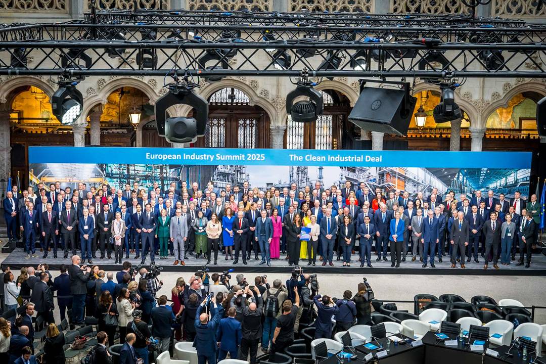 Ursula von der Leyen en la presentación del nuevo Pacto Industrial Limpio de la UE durante la European Industry Summit 2025, el 27 de febrero de 2025.