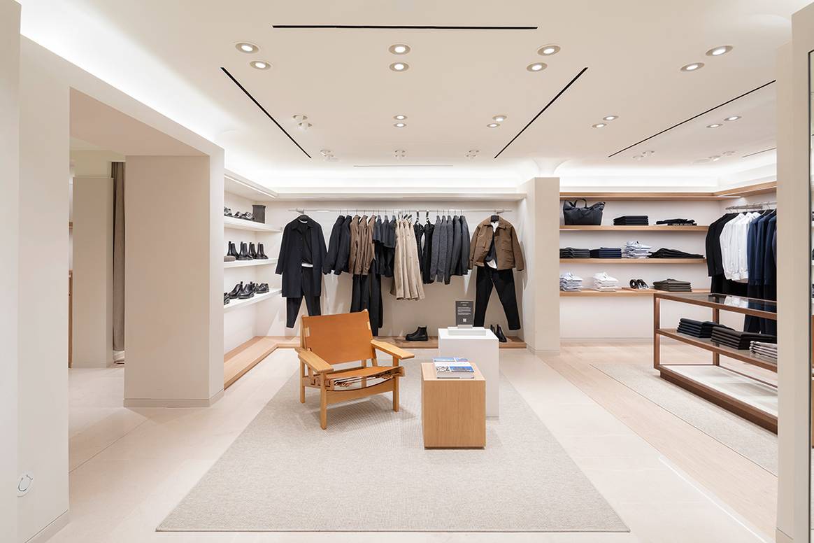 Tienda de Massimo Dutti de la avenida de los Campos Elíseos de París (Francia).