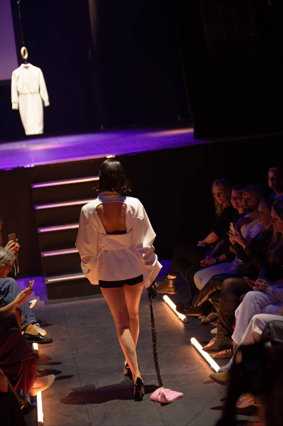 Een model loopt de openingsshow van Dutch Sustainable Fashion Week 2025