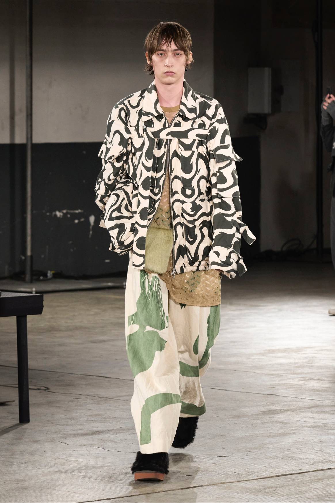 Dries Van Noten FW23 Menswear show in Parijs. Beeld: Launchmetrics Spotlight.