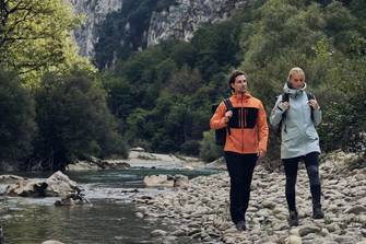 Technische outdoor jassen: waterdicht, winddicht en ademend uitgelegd