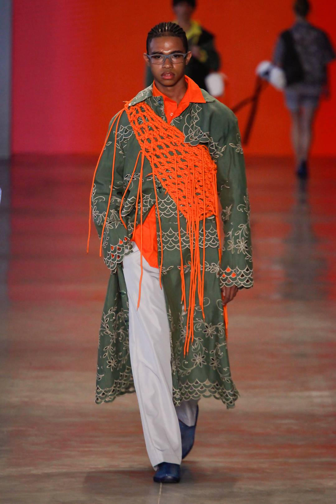 Barras e pala rendados no trench-coat de David Lee