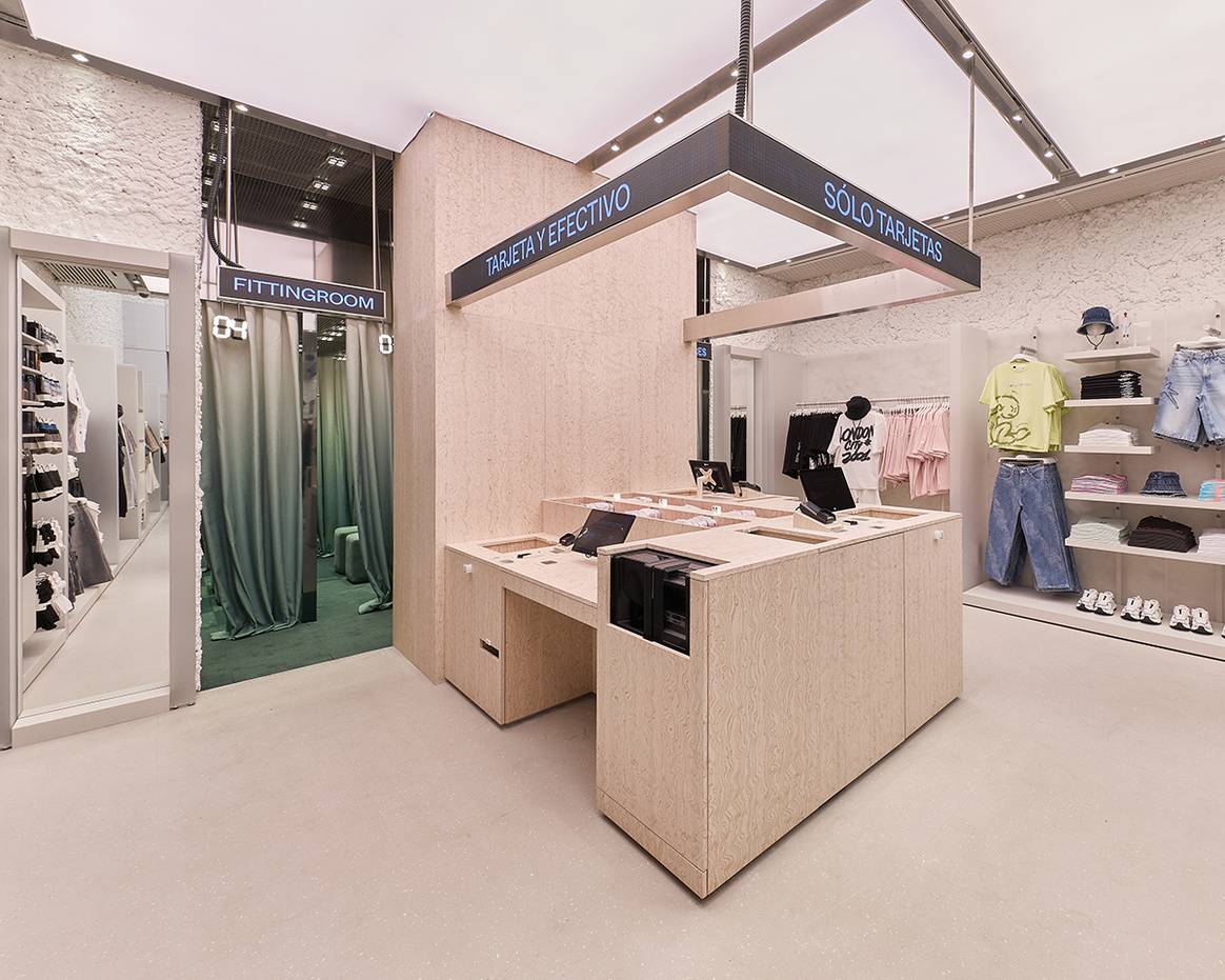 Tienda de Bershka en el número 28-30 de la avenida de Bartomeu de Roselló de Ibiza (España).