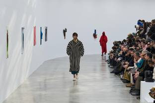 Issey Miyake evoca en París la naturaleza con su plisado infinito