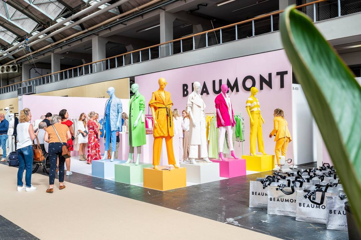 Bild zur Veranschaulichung der Verwendung von Farbe im Visual Merchandising. Sie sehen den Stand von Beaumont auf der Ausstellungsfläche der Modefabriek im Juli 2022. Bild: Aygin Kolaei für FashionUnited.