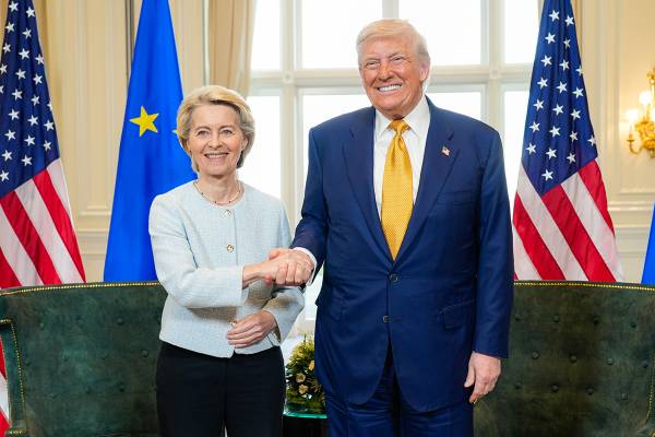 Stati Uniti e Ue raggiungono un accordo commerciale con dazi del 15% per le importazioni europee