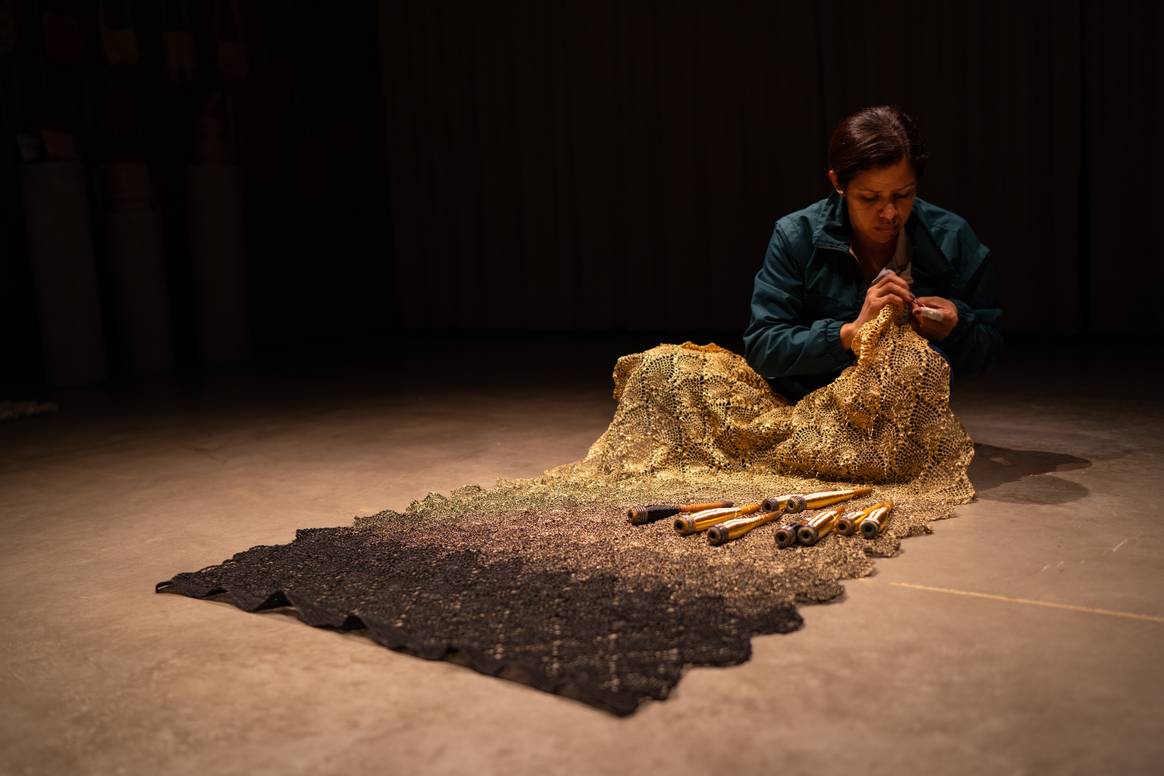 Artesana tejiendo a crochet uno de los textiles de Verdi