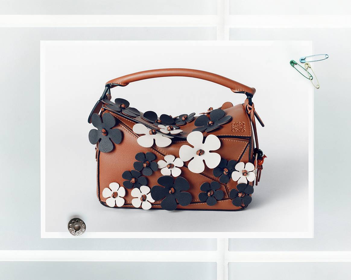 Modelo de la colección cápsula de aniversario “Puzzle 10” de Loewe por los 10 años del lanzamiento del bolso Puzzle.
