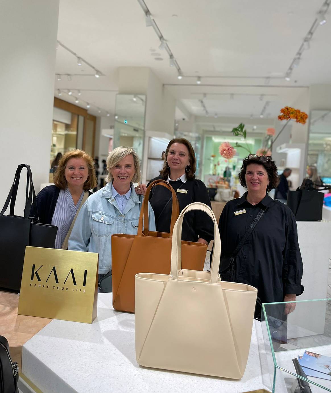 Helga & Ine, co-founders KAAI, samen met het team van De Bijenkorf Amsterdam