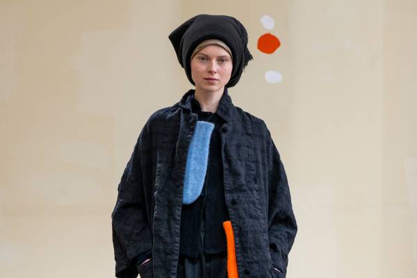 La collezione di Daniela Gregis punta su sovrapposizioni, scelta attenta dei tessuti e un'eleganza nel porgersi