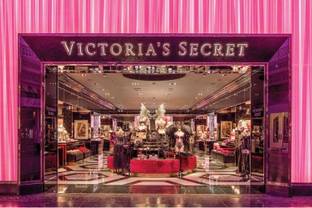 Топ-менеджер Victoria's Secret покинула компанию на фоне скандального заявления о трансгендерах и plus-size