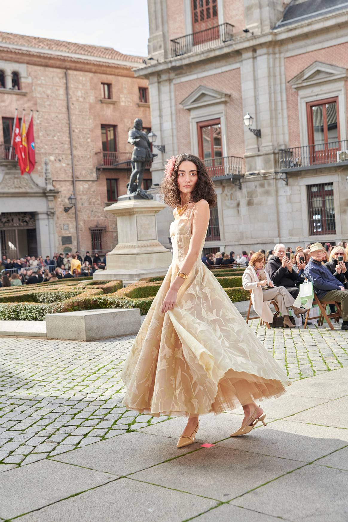 Desfile inaugural en la plaza de la Villa de Madrid de Madrid es Moda, celebrado el jueves 13 de febrero de 2025 en Madrid (España).