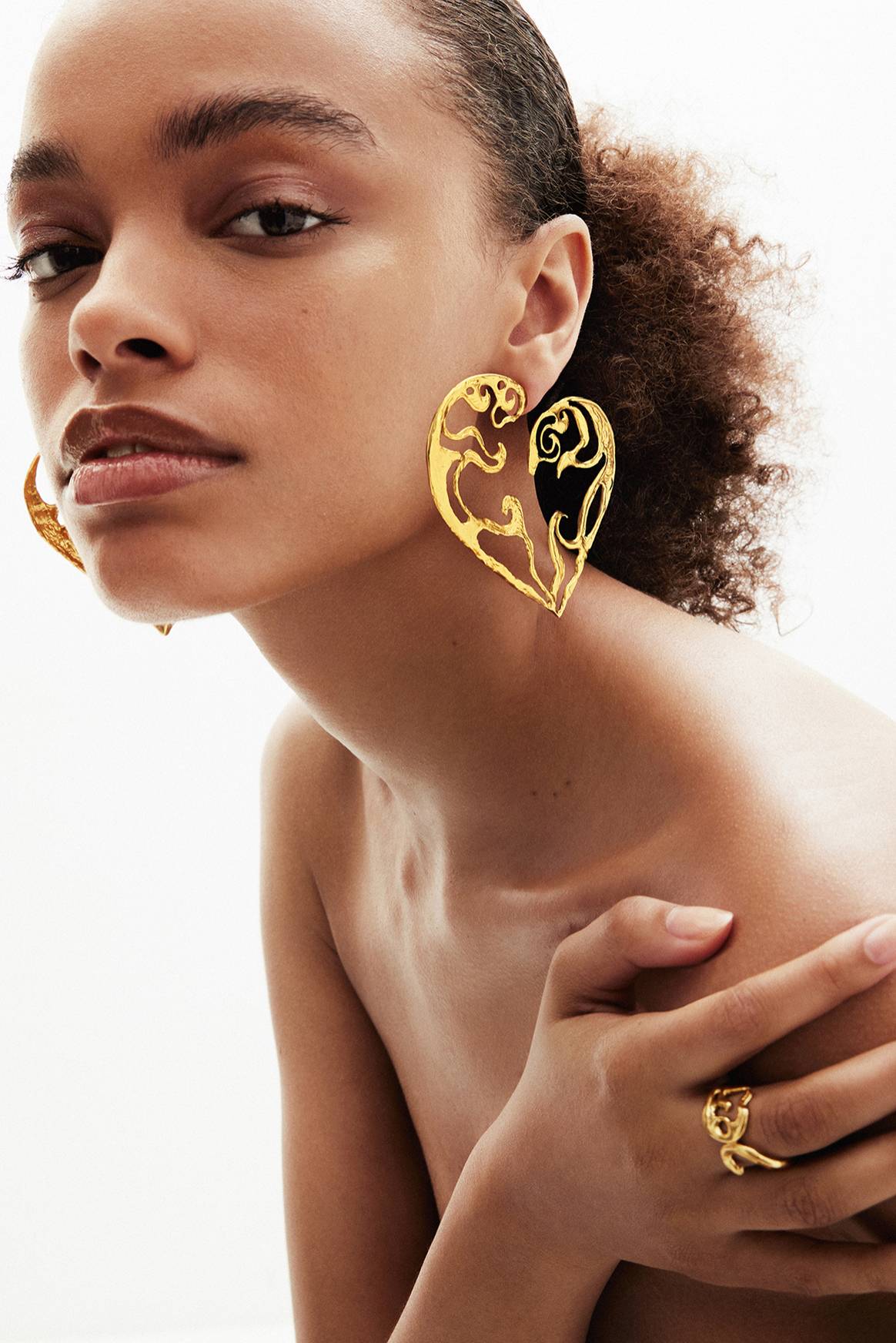 Photo Credits: Piezas de la colección de joyería Desigual x Zalio, diseñada por Gala Meyer. Cortesía de Desigual.