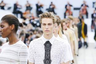 Fashion Week de Londres: Burberry ose la dentelle pour l'homme