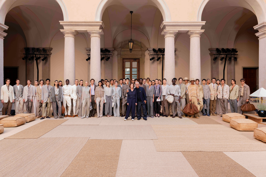 Modelle e modelli a fine sfilata, al centro Silvana Armani e Leo Dell'Orco