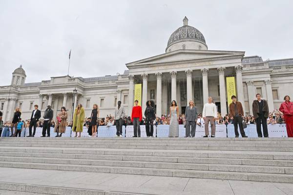 Bentornato Topshop: il marchio sceglie Trafalgar Square per la tanto attesa sfilata di rilancio