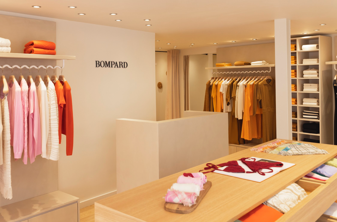 À l'intérieur de la boutique Bompard de Saint-Tropez.