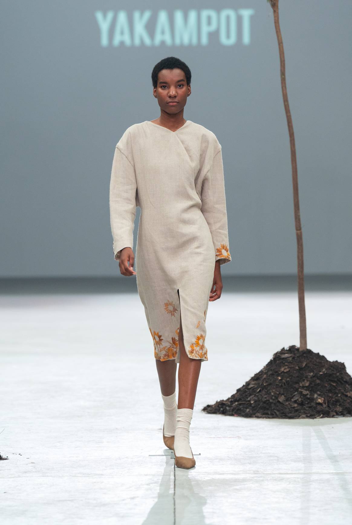 En algunas piezas los bordados fueron detalles sutiles en la forma de la flor mexicana.