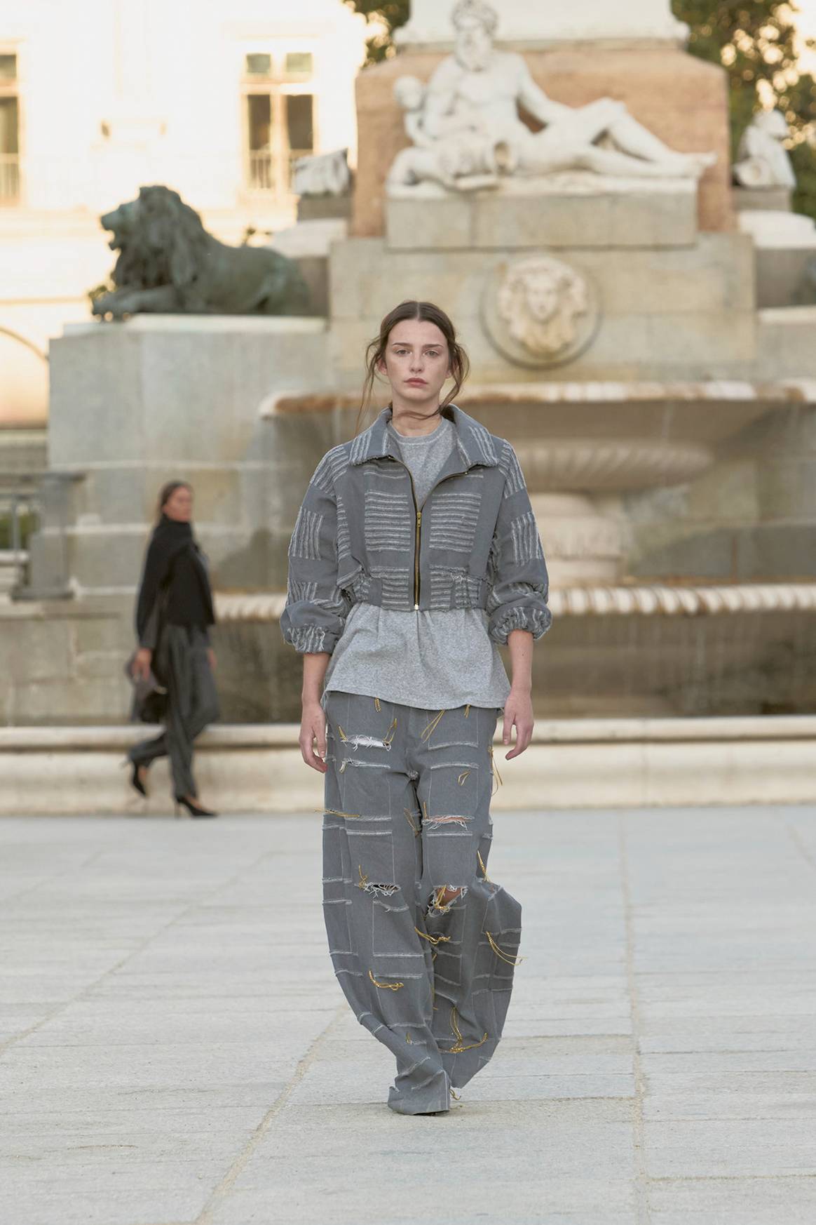 Diseño de María Lafuente. Desfile inaugural de Madrid es Moda en la plaza de Oriente de Madrid, el sábado 13 de septiembre de 2025.