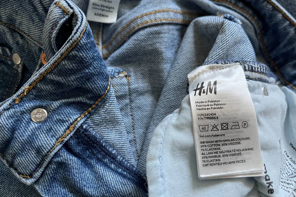 Imagen para ilustrar la composición de nuestra ropa. En esta foto se muestra una etiqueta de unos vaqueros de H&M hechos de algodón, viscosa y elastano.