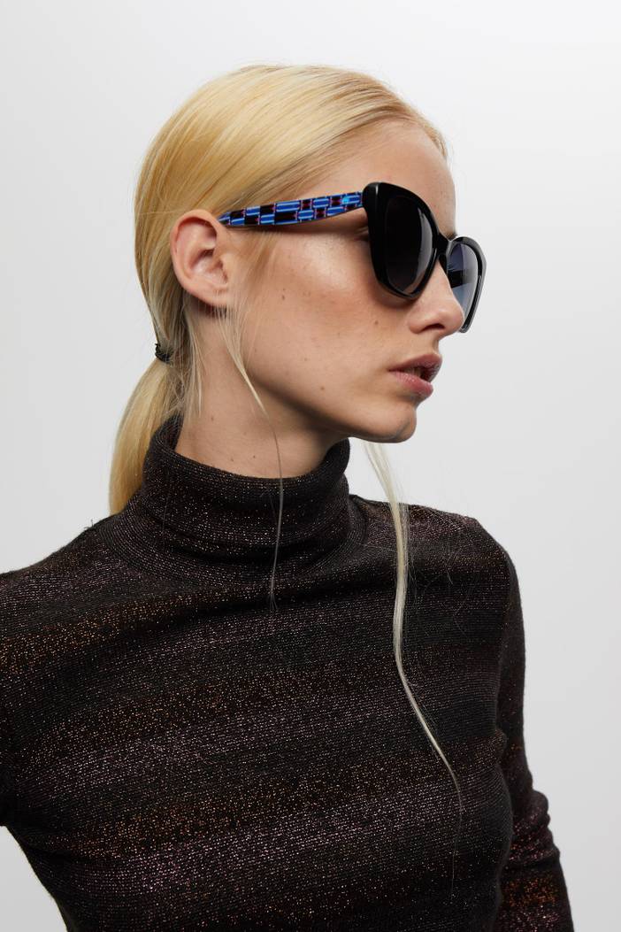 Gafa con tendencia a pico negra y varillas estampado azul | Dolores Promesas