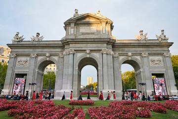 La Puerta de Alcalá se “viste de moda” en el arranque de la Semana de la Moda de Madrid