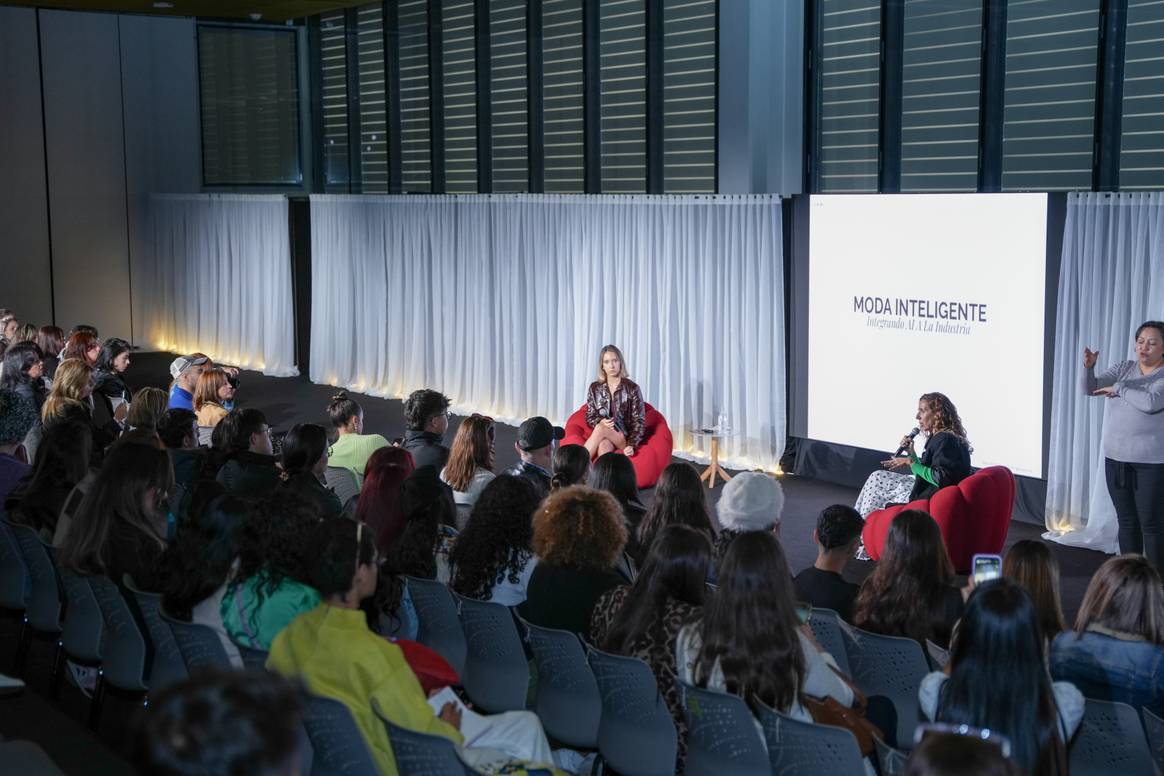 Conversatorio sobre el impacto de la IA en la moda.