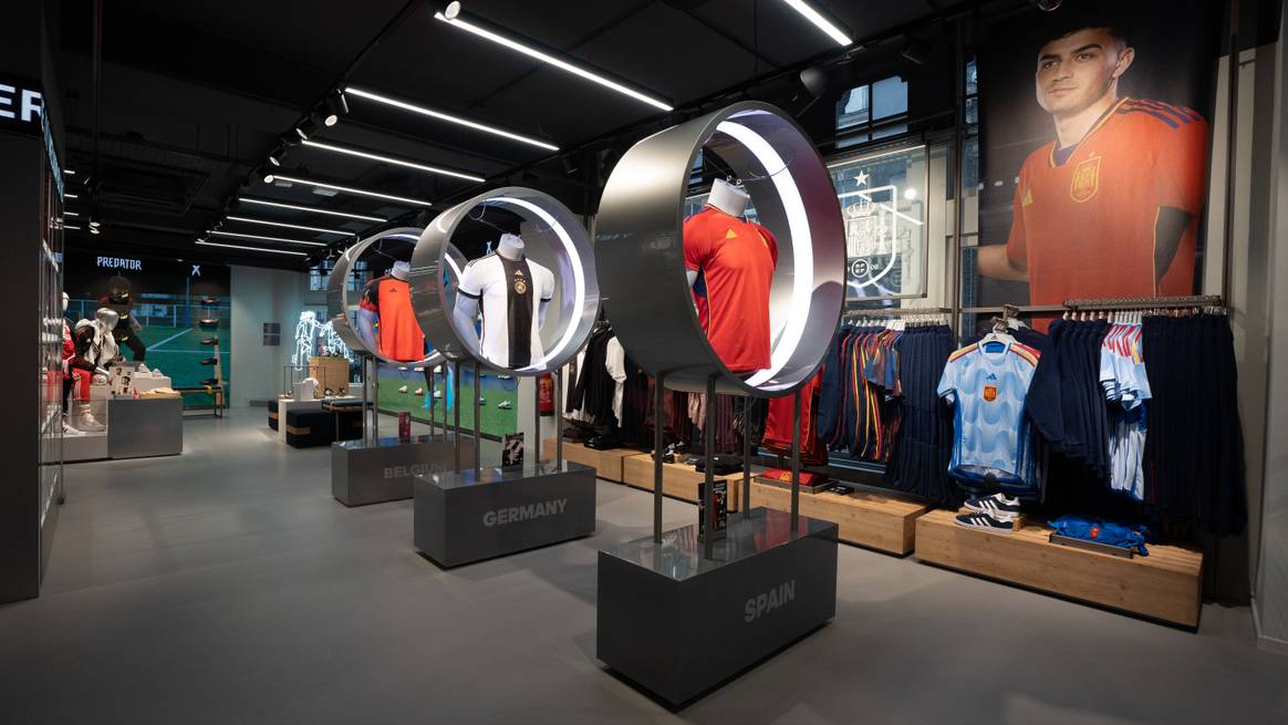 Fußball-Bereich im Adidas Flagship in Amsterdam. Foto: Adidas