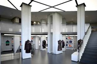 Emporio Armani onthult collectie 2017 in vernieuwde winkel Parijs