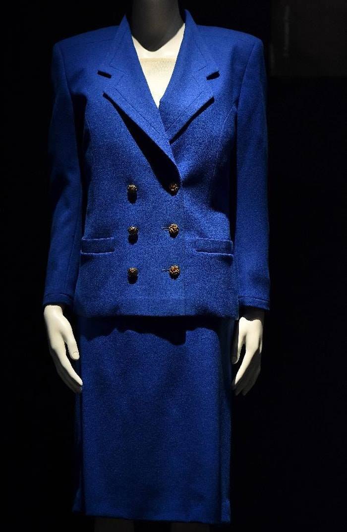 Robes, bijoux, sacs à main: des centaines d'effets personnels de Thatcher aux enchères