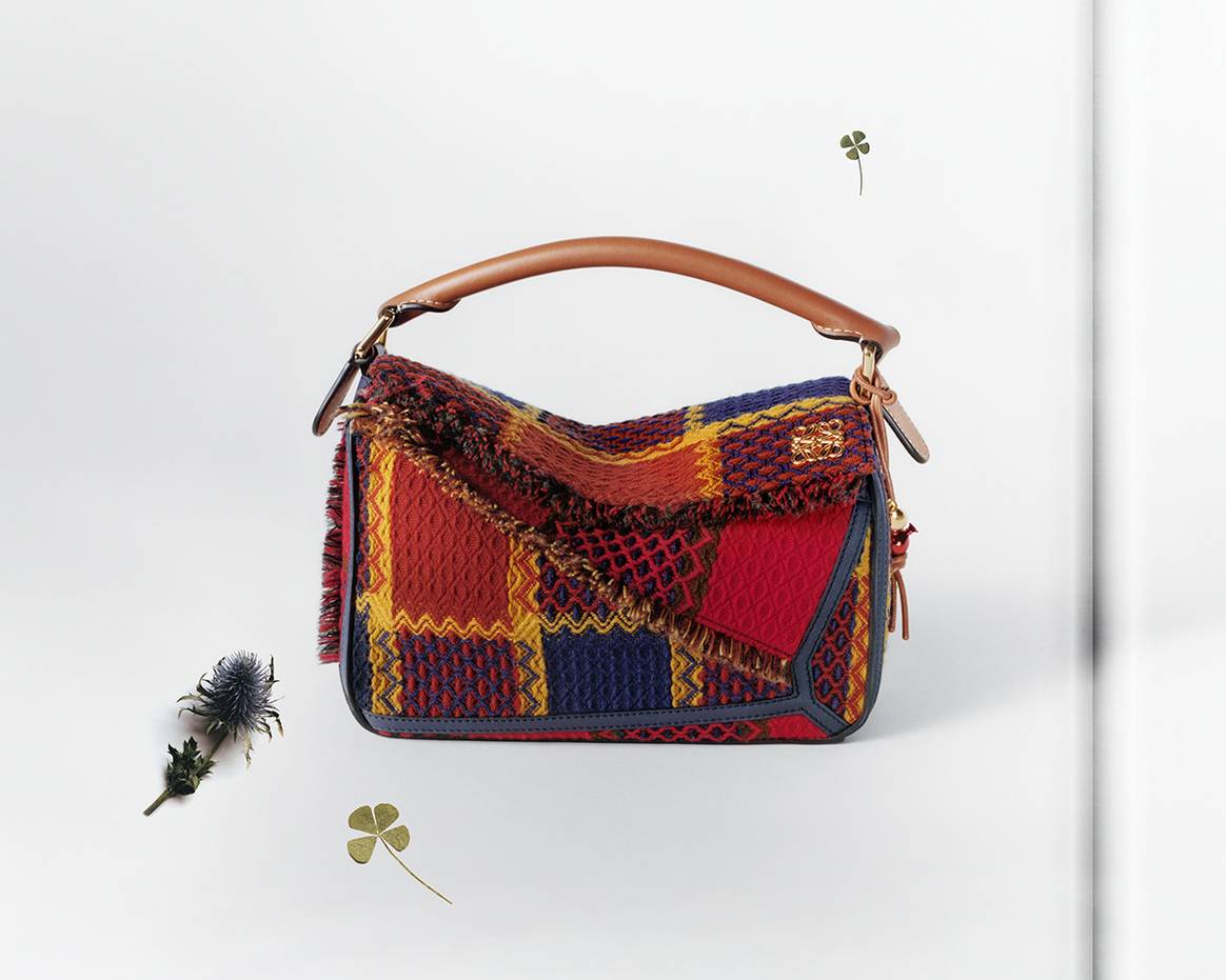 Modelo de la colección cápsula de aniversario “Puzzle 10” de Loewe por los 10 años del lanzamiento del bolso Puzzle.
