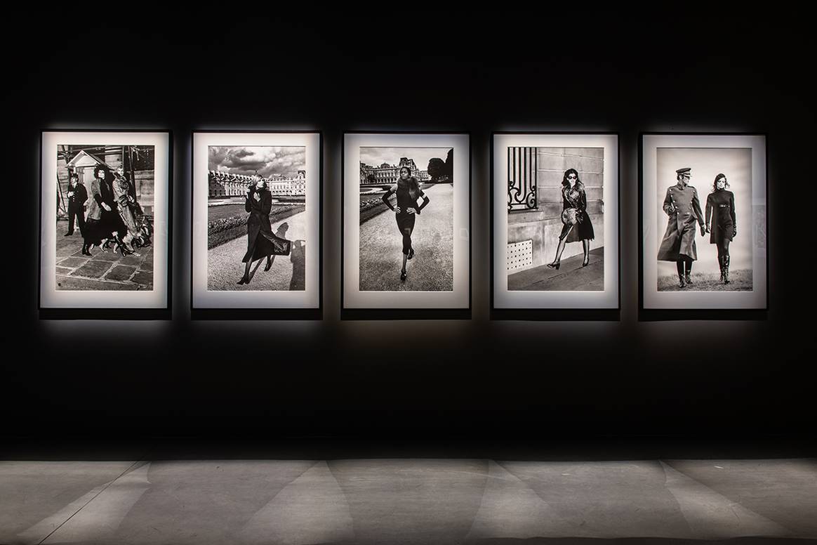 Interior de la exposición “Helmut Newton – Fact & Fiction”, del 18 de noviembre de 2023 al 1 de mayo de 2024 en La Coruña (España).