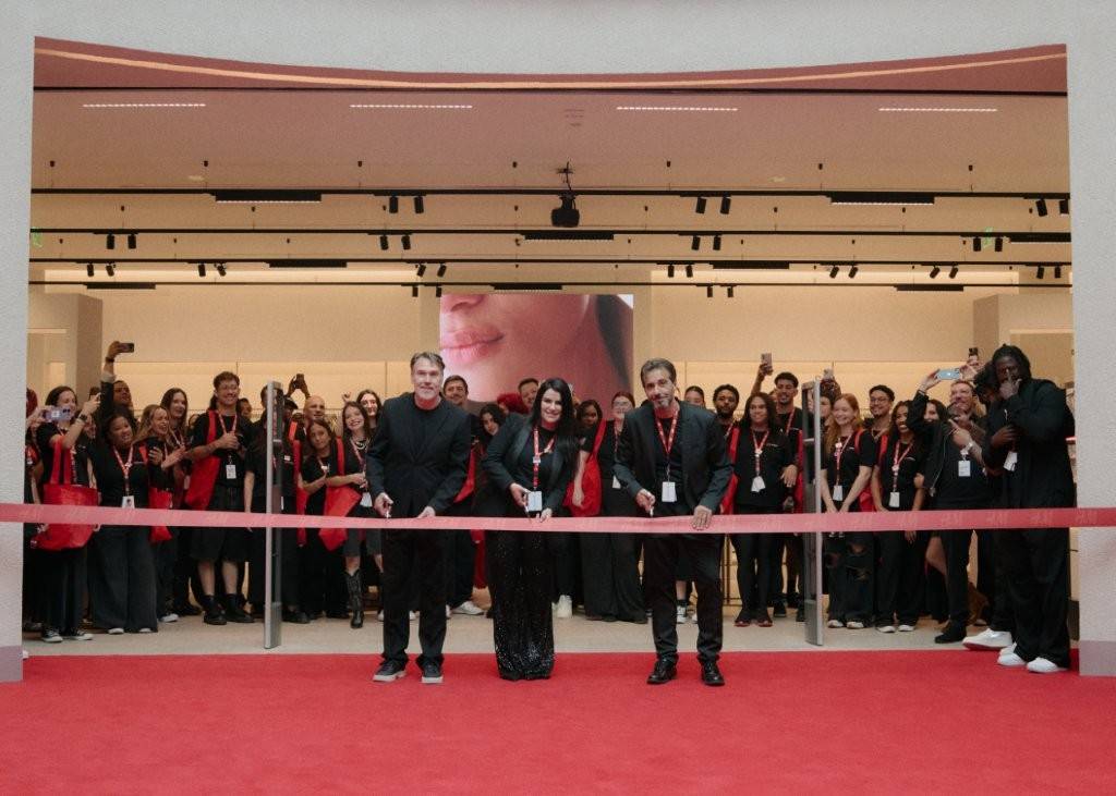 Da esquerda para a direita, Peter Forslund (gerente regional de controle), Claudiana Silva (gerente da loja) e Joaqum Pereira (gerente nacional) cortam a fita de inauguração