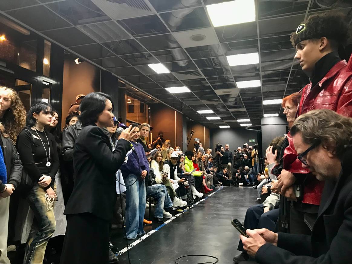 La antigua costurera Vay Ya Nak Phoan habla de sus experiencias en Berlín. Imagen: FashionUnited