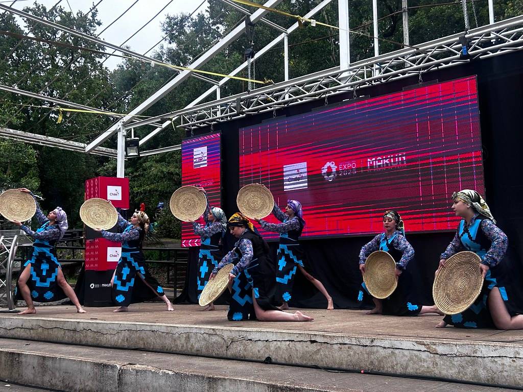 Artesanas mapuches presentaron junto a las autoridades chilenas el manto que representará a Chile en Expo Osaka 2025.