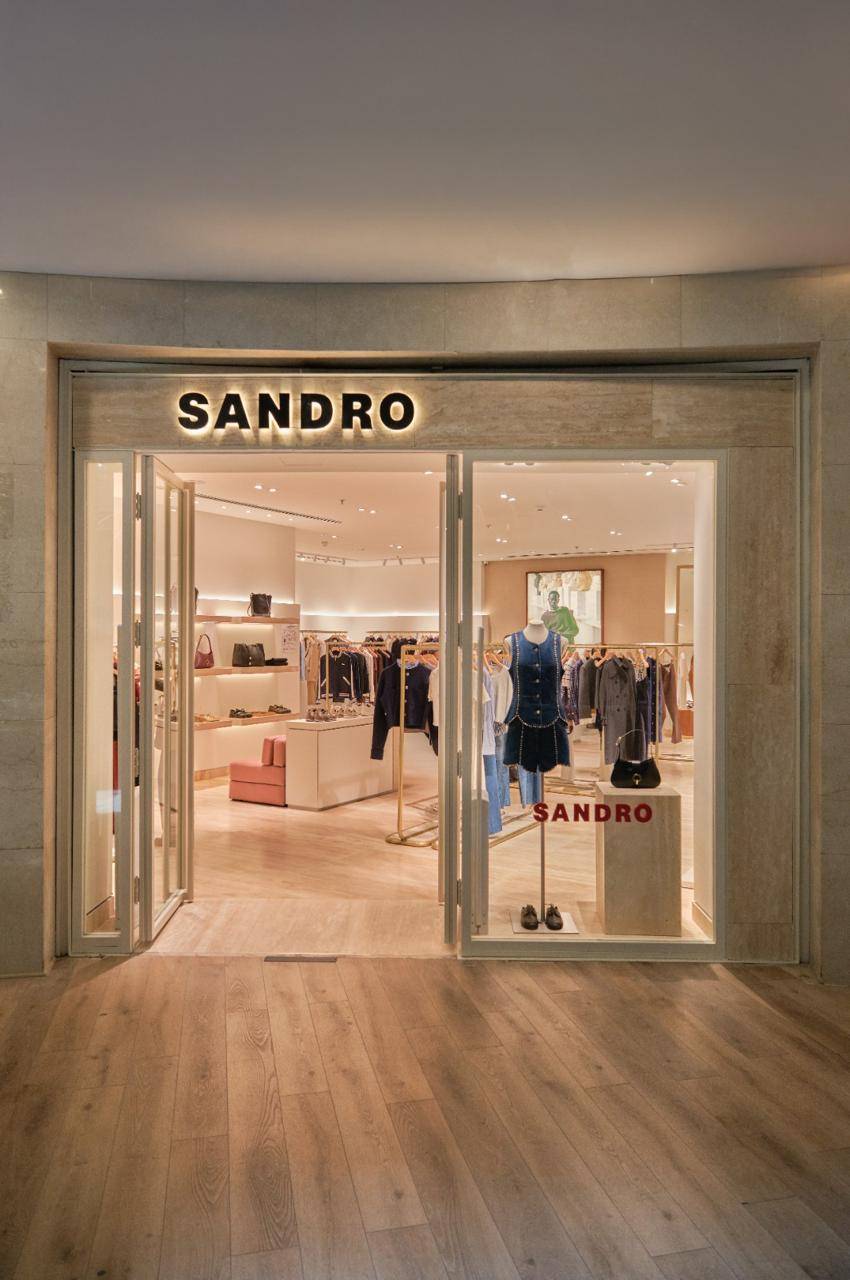 Sandro llega al Alcorta Shopping de Buenos Aires.