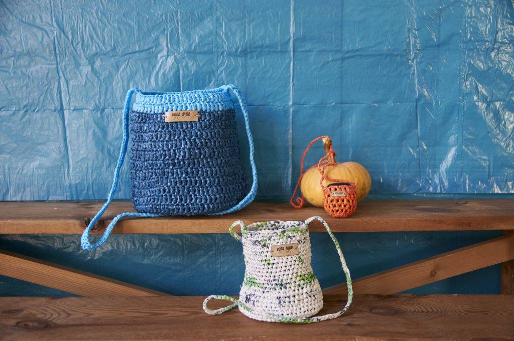 Imagen: Desde Voramar Fanplastic transforman las bolsas de plástico en bolsos de diseño
