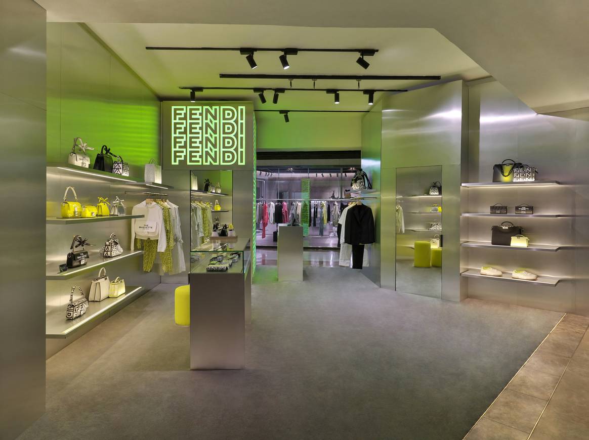 El logo neón resalta sobre acabados metálicos