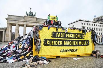 Greenpeace maakt statement tegen dumpen van fast fashion in Ghana tijdens Berlin Fashion Week