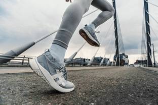 Rens stellt neuen klimaneutralen Sneaker aus Kaffeesatz vor