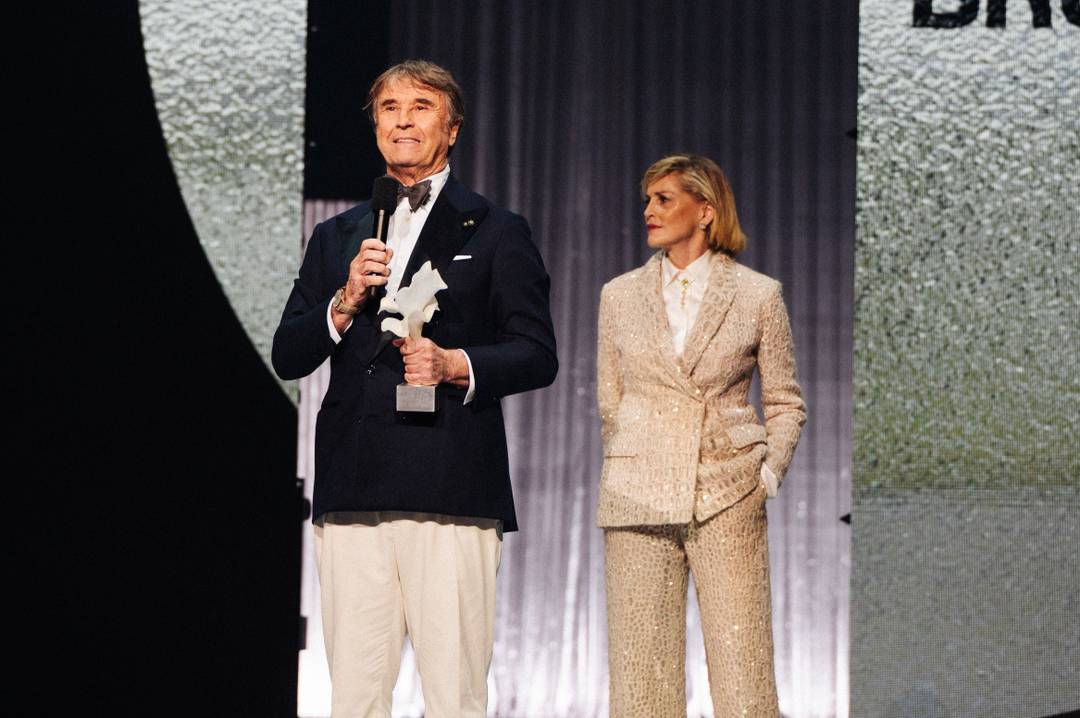 Brunello Cucinelli riceve l'Outstanding Achievement Award ai The Fashion Awards 2025