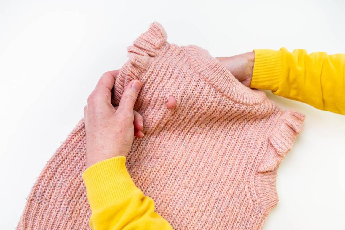 Beeldmateriaal del tutorial de Jafix.com Zeeman 'Reparación de agujero en tejido de punto con una aplicación de ganchillo'.